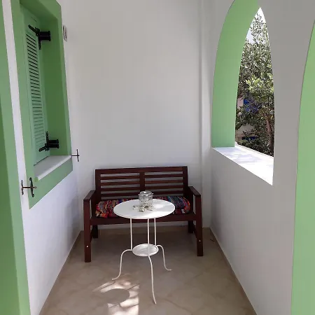 Naxos Olive & * Engares